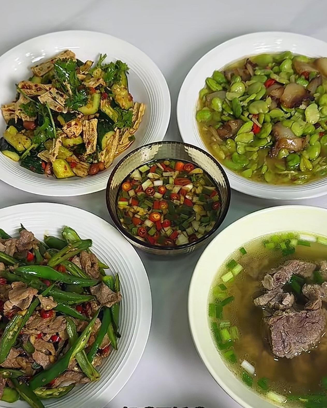 叔叔经营果蔬批发几十年，终日奔波无暇顾及家务，便雇了住家保姆打理生活。

保姆厨