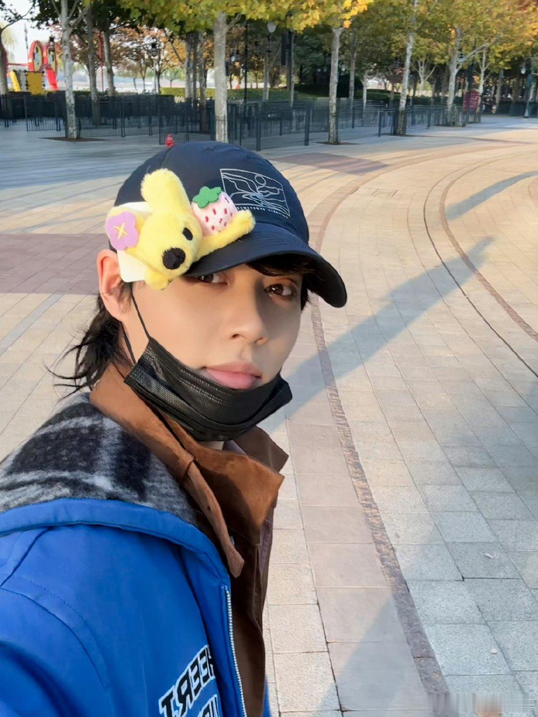 柯淳 瘦了是不是上镜好看一点谁不爱会主动和粉丝互动的柯淳！被夸戴帽子好看，还害羞