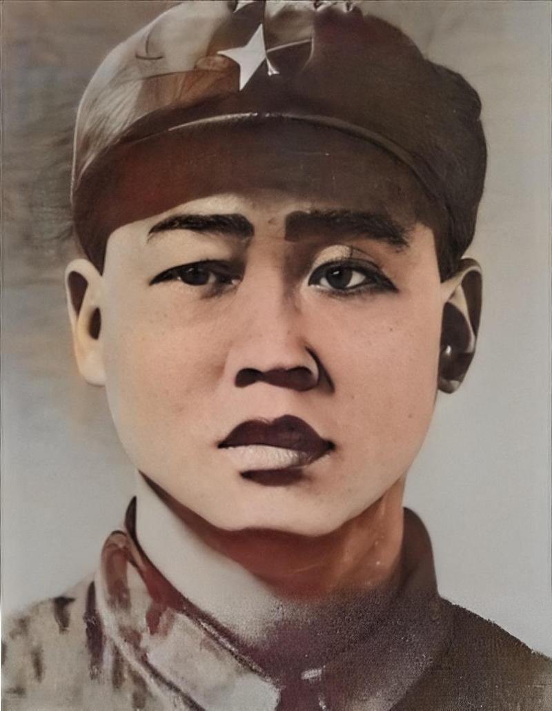1979年那场阻击战里，一个班顶着越军一个营的进攻，子弹打光后，一名战士跃出战壕