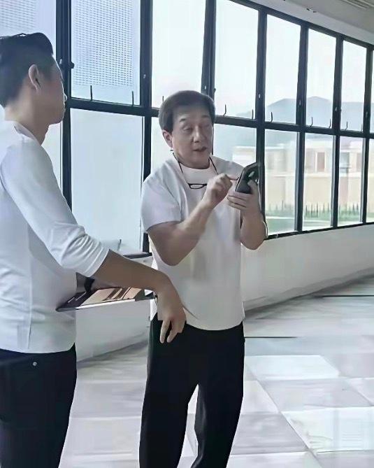 71岁成龙在四川买房，到楼盘监督装修。 
