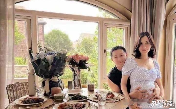 韩庚给怀二胎妻子庆祝生日，卢靖珊挺孕肚坐老公腿上好幸福，豪华别墅内景曝光羡煞旁人