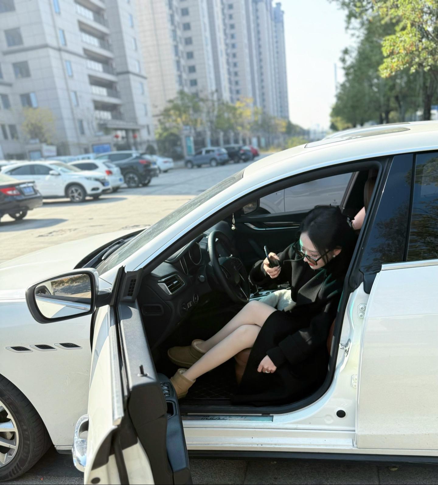 外面的世界诱惑很多 但哥们你切记 你有家了