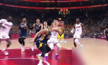 一个“数钱”的指法，价值人民币三万。

山西外援迪亚洛在替补席上熟练地搓动指尖。