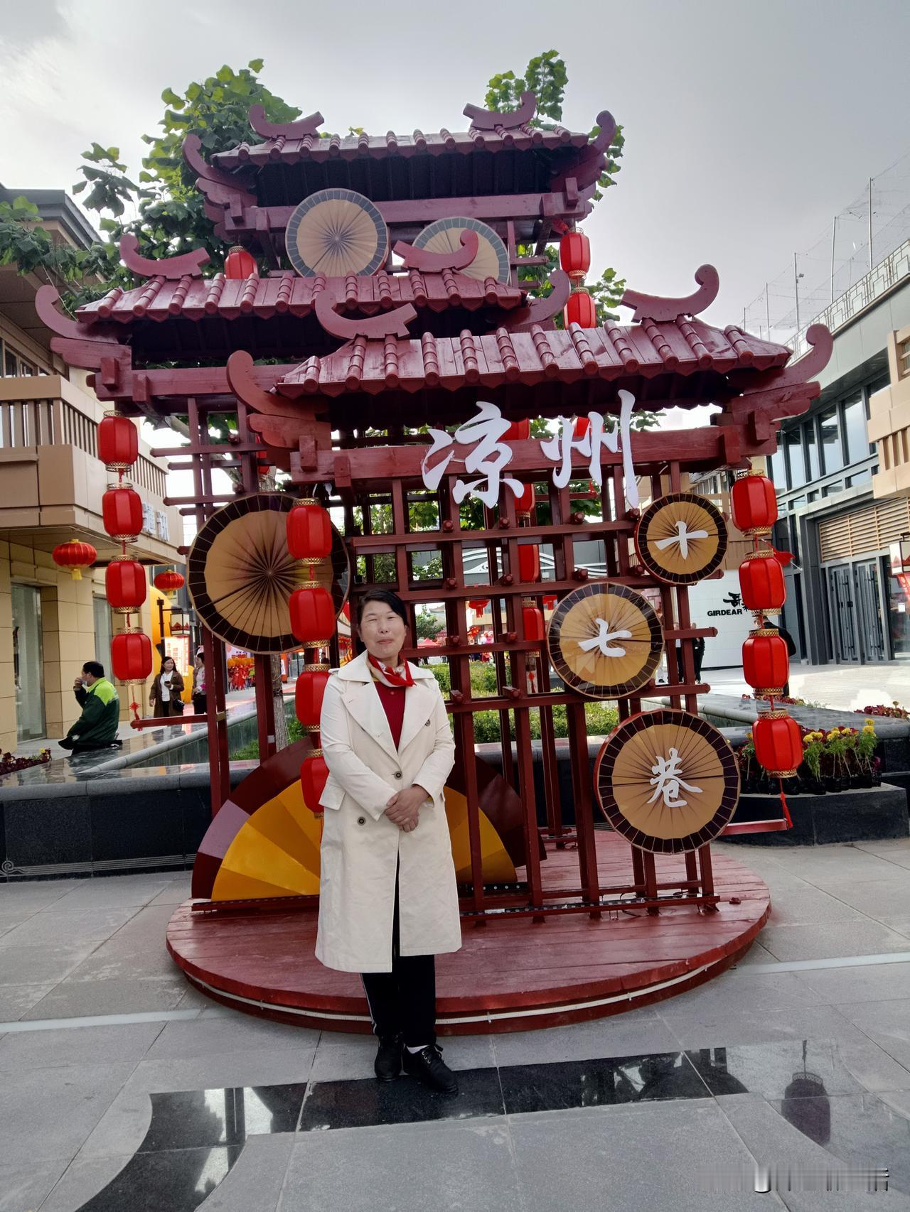 年前找了个朝八晚五的工作，过年期间只有8个员工的小团队，被单位安排二班轮流值班，