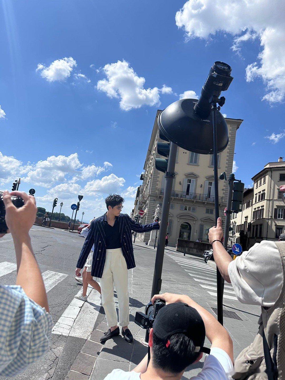 #被阿云嘎时装周表情迷倒了#阿云嘎秀场造型来了！！！呜呜呜～一整个被被阿云嘎时装