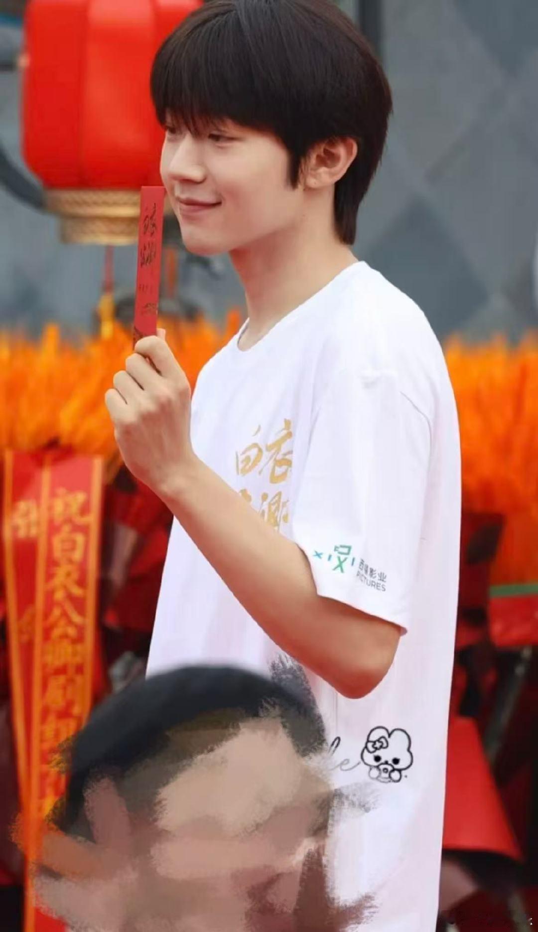 吴俊霆白公衣卿开机路透 家人们，吴俊霆白衣公卿开机路透绝了！白T顺毛乖乖帅帅，还