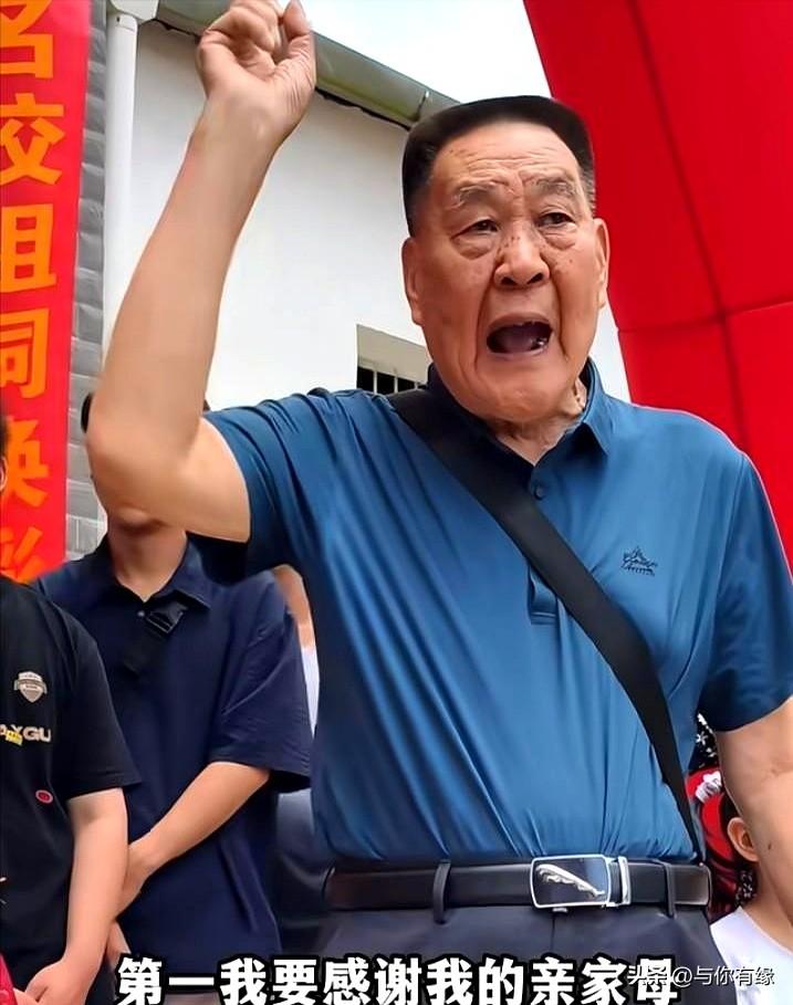 孙子考上上海交大，83岁爷爷在升学宴上拿起话筒，全场以为他要夸祖坟冒青烟，结果人