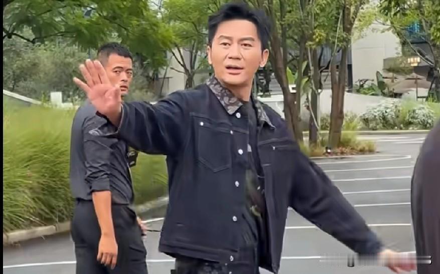 李晨出席商业活动时人气爆棚，现场往往汇聚大批粉丝。为保障安全与秩序，主办方会安排
