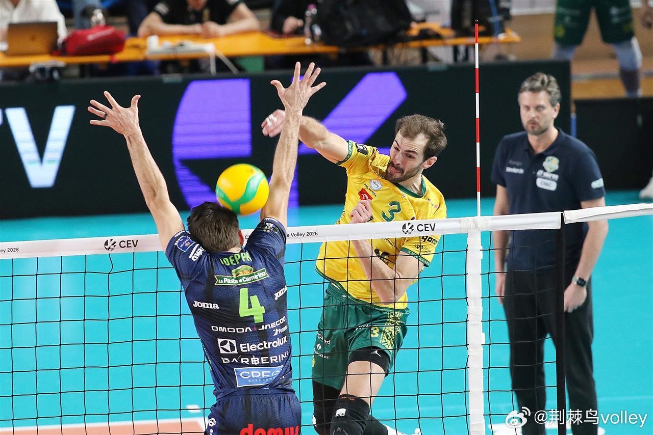 【男排欧冠】¼决赛首回合，意大利奇维塔诺瓦主场0-3完败波兰扎维尔切（22-25
