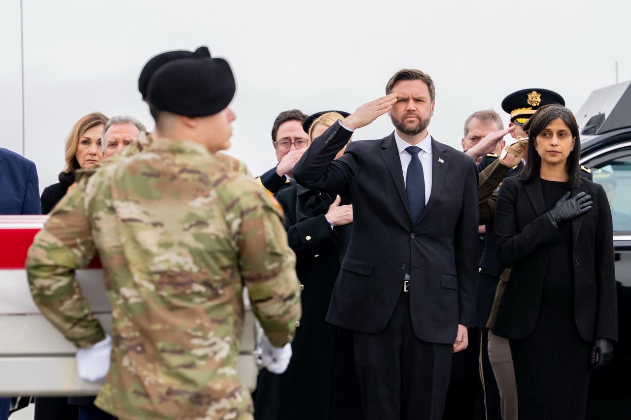 美国副总统万斯：我们对武装部队的全体官兵怀有永恒的感激之情。请为他们祈祷。
这是