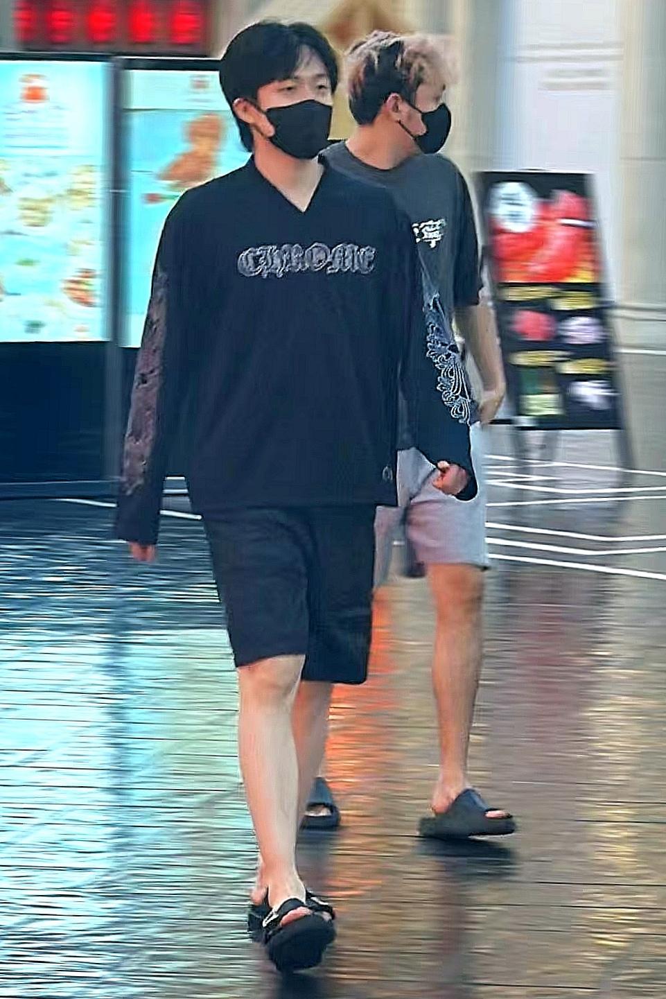 【王楚钦】“拖鞋男团”出街！王楚钦和王晨策、闫安走在澳门街头，人手一双拖鞋，融入