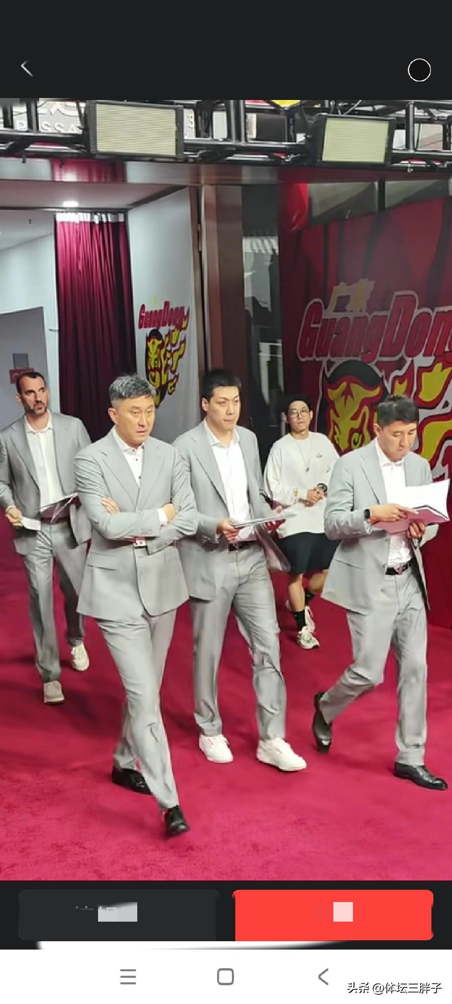 看着副班长江苏男篮一次又一次赢广东男篮，正班长四川男篮对杜峰也是有想法了。昨晚江