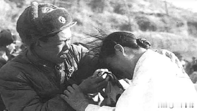 1953年刑场上跪着位战功赫赫的志愿军营长，一个朝鲜姑娘死死抱住他不撒手，彭德怀