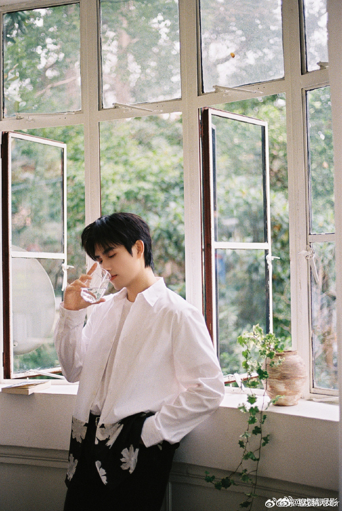 陈飞宇同期声 刷到陈飞宇一直坚持同期声真的被戳到，在这个配音盛行的年代，他选择用