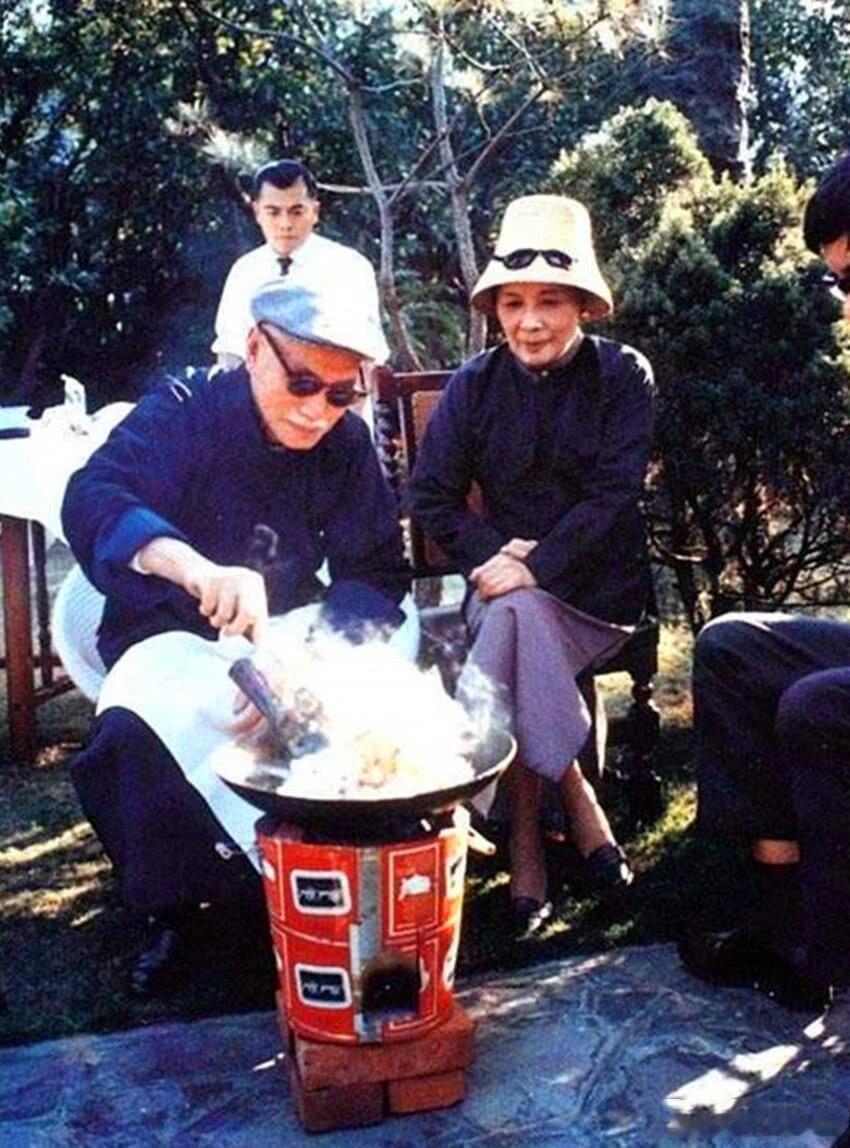 1970年代，蒋介石为宋美龄在野外炒饭 