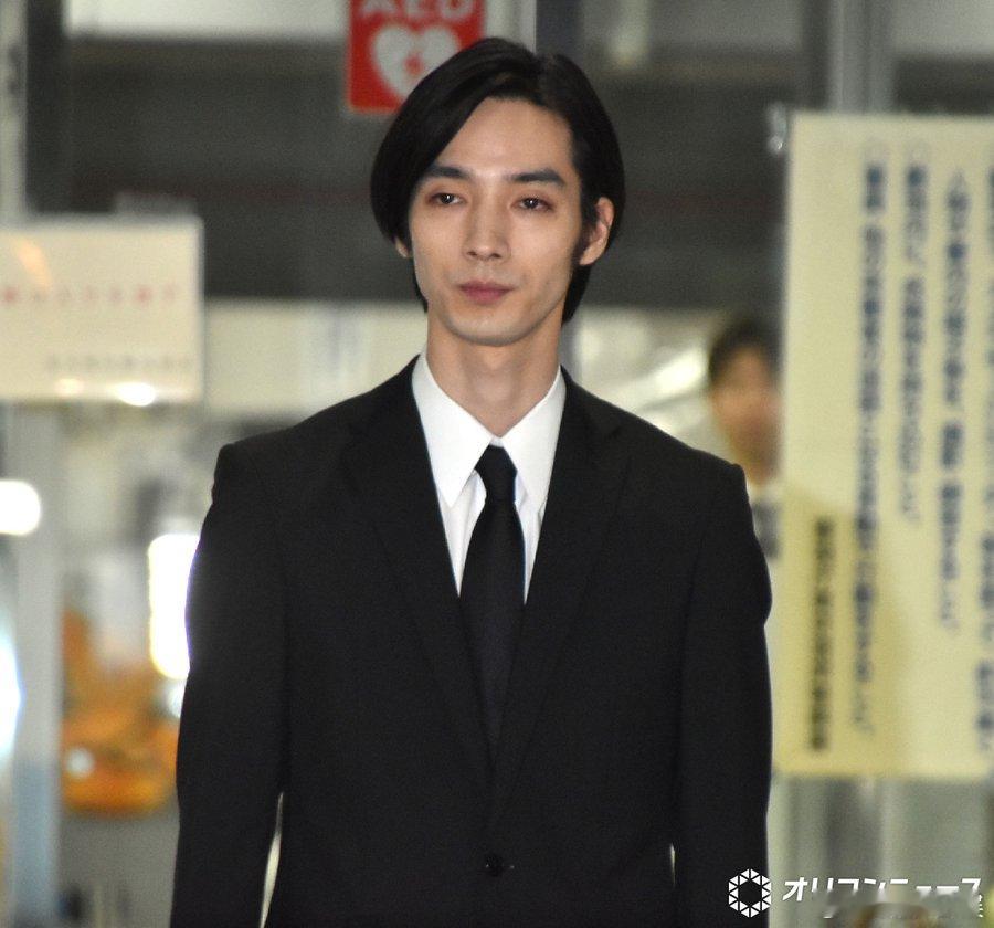 因在持有大麻而被控违反《毒品取缔法》的演员清水寻也被告（26）的首次公审，于8日