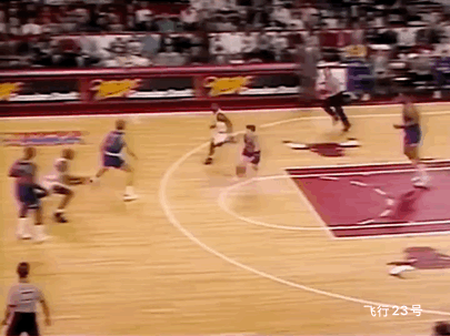 乔丹参与的双包夹防守！
乔丹跟队友的双包夹犹如铜墙铁壁，对手毫无招架之力。这也能