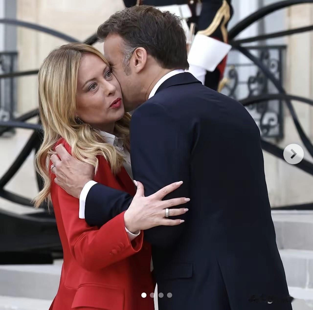 马克龙迎接梅洛尼行贴面礼，美女总理挣扎表情恐惧

这是2026年4月17日巴黎爱
