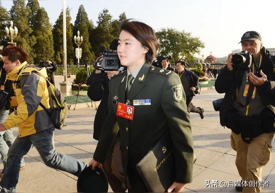 90后巾帼朱悦萌，凭一身硬核实力，在航母深蓝疆场绽放光彩，更以人大代表身份扛起强