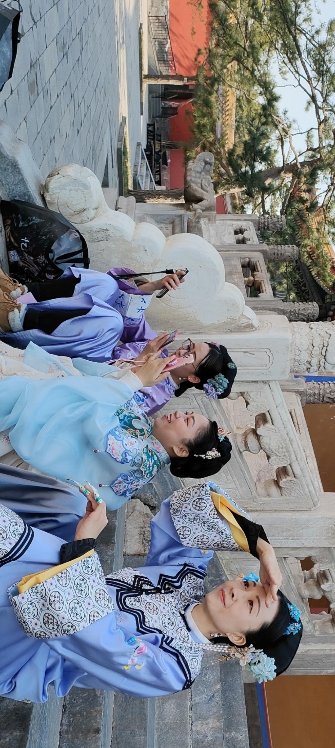 穿越时空的汉服少女，打卡古风打卡地