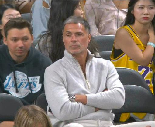 随队记者Dan Woike报道，湖人队仍然愿意用他们2031年或2032年的首轮