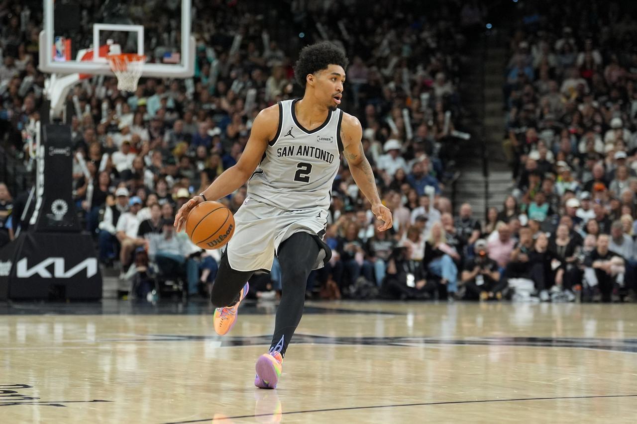 亨德森没事你惹哈珀干嘛啊！
这开拓者领先15分，最后被人逆转，本场比赛的转折点就