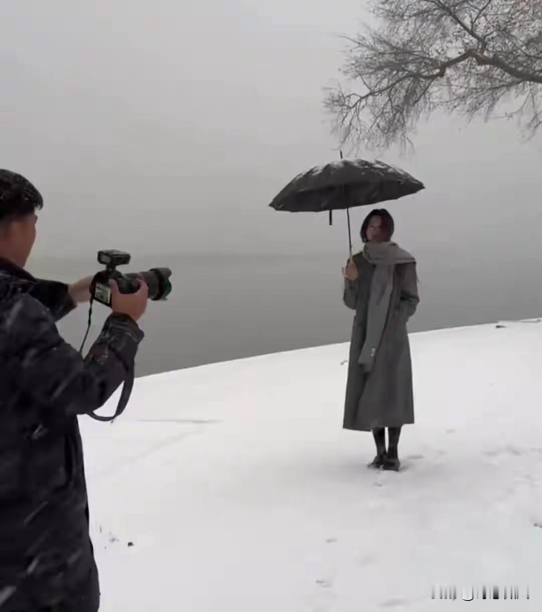 父母拆散鸳鸯，儿子40岁不婚报复：拿终身给爸妈判刑
 
周明的办公桌上，至今压着