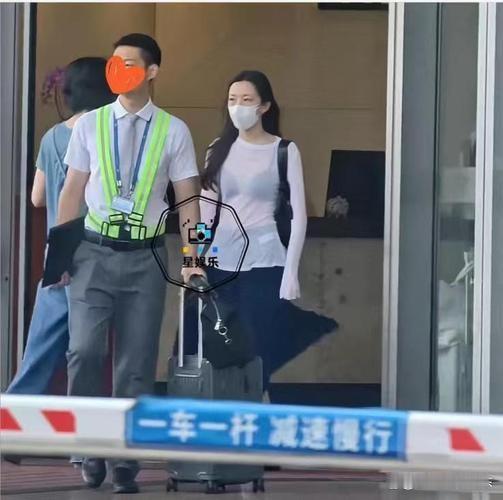 王菲带着女儿李嫣，从大理返京，母女俩罕见同框。王菲携李嫣结束云南大理行程回到北京