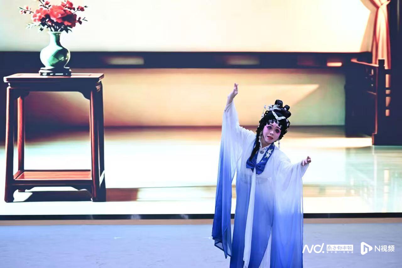 名家与小粤迷同台：粤港澳青少年粤剧夏令营上演虾腔传承之夜