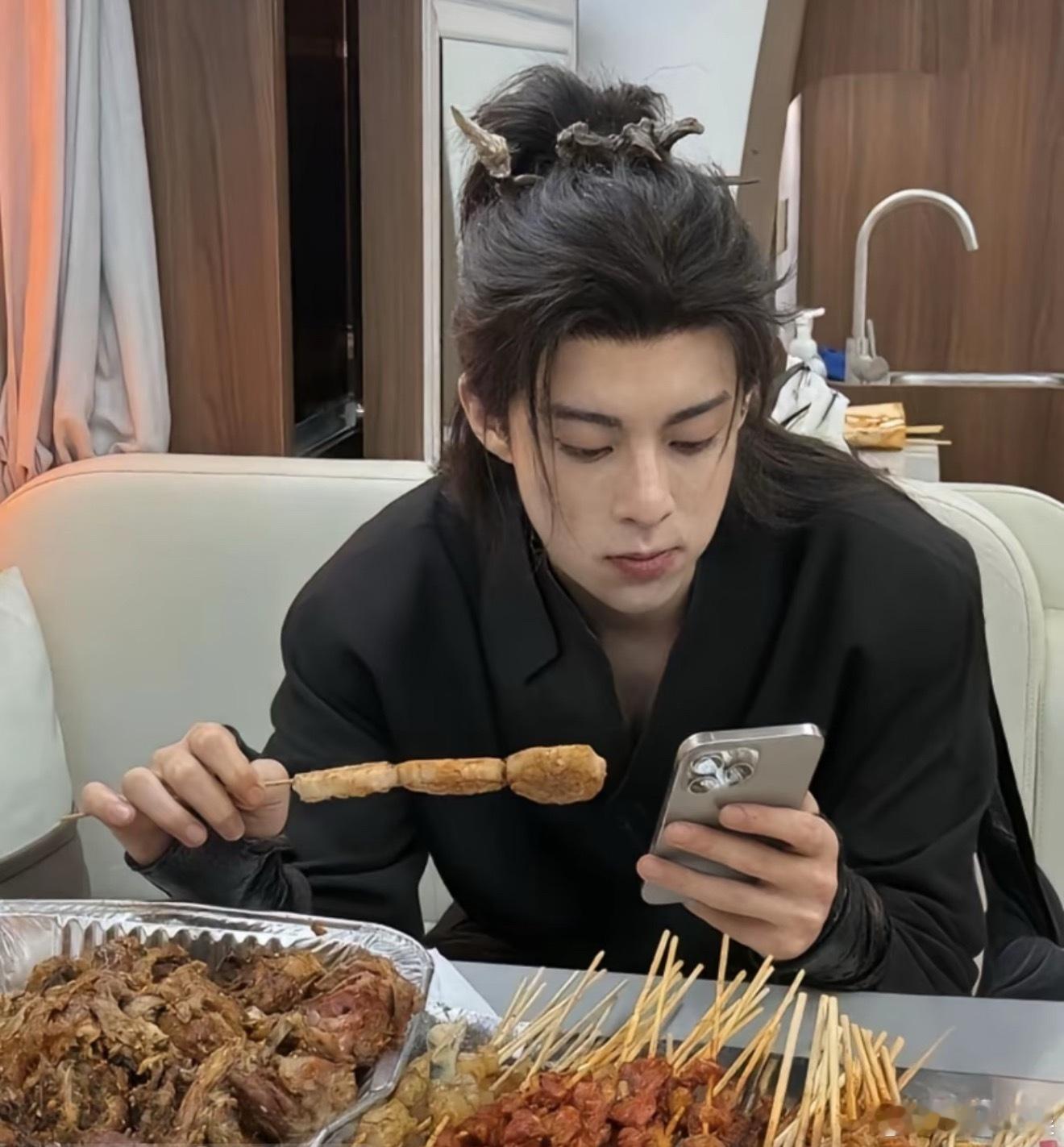曝王鹤棣和神秘女友吵架 只要是听完这段录音的，都不会说这是女友吧[允悲]这不就是