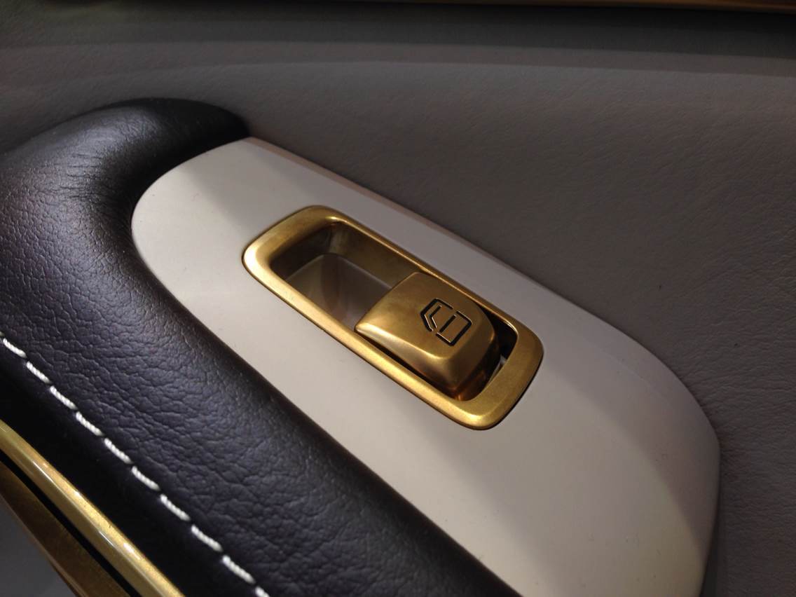 现在黄金价格这么离谱，几年前用24k纯金做的这辆车，内饰是不是已经比车贵了……我