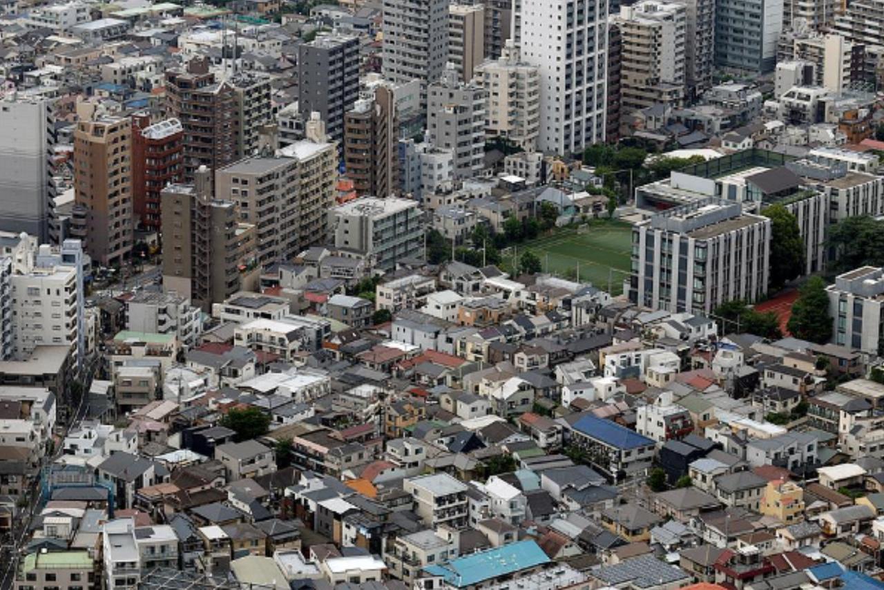 这是活不起了吗？日本共同社报道，目前，日本不少地方政府已开始或计划向酒店和传统旅