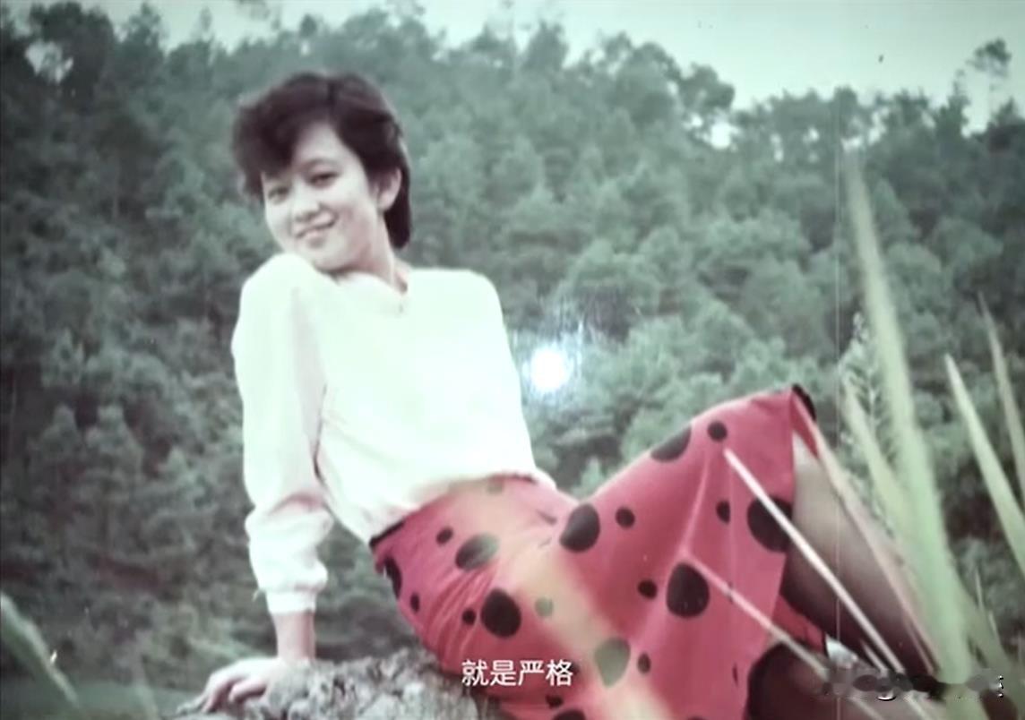 肖战妈妈也是大美人，脸盘圆润，气质温柔可爱，且一看就是有福气的。
但是在肖战自己