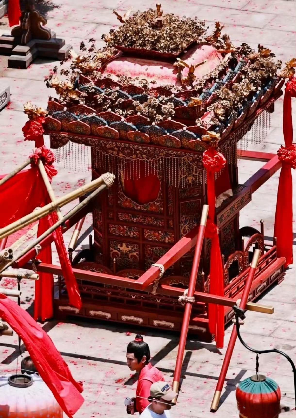 王鹤棣孟子义将门独后结婚路透这个剧组我知道它豪，但是没想到这么豪，这个花轿的豪都