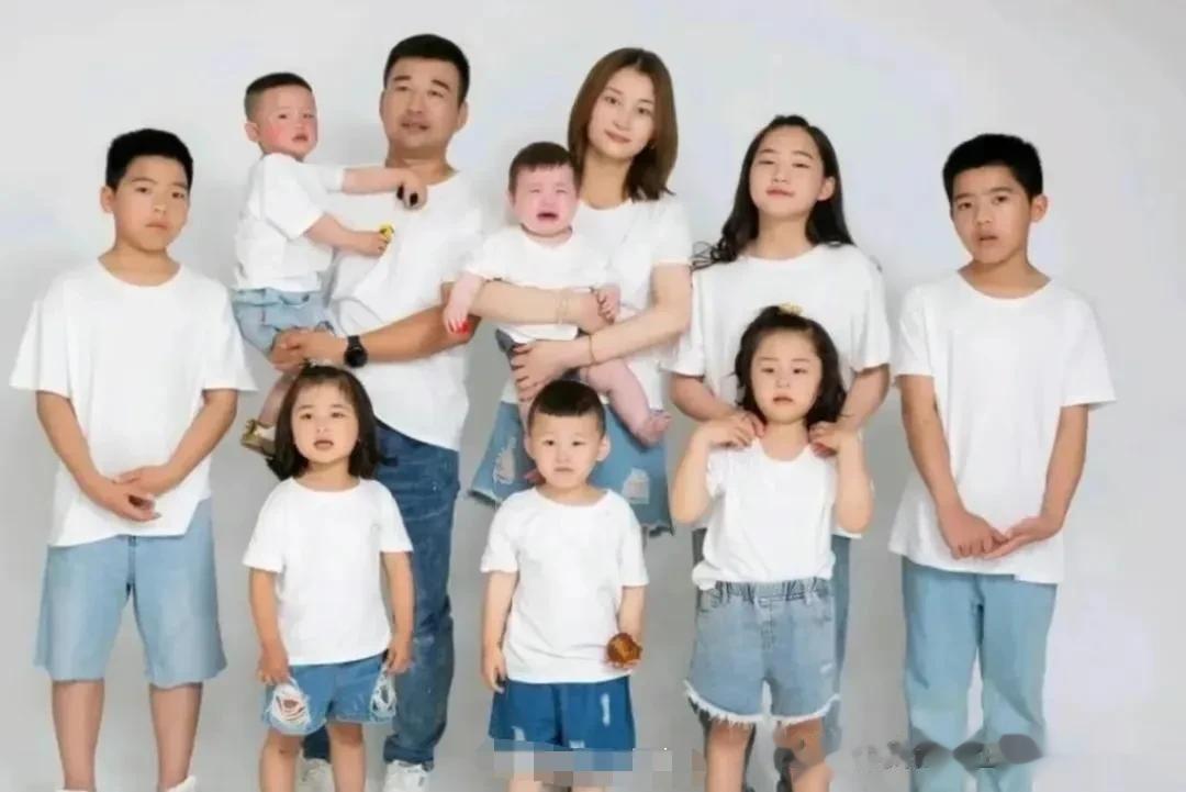 网传某集团老板娘带着自己的9个孩子出镜，这个家庭身价百亿，夫妻俩目标是集齐12生