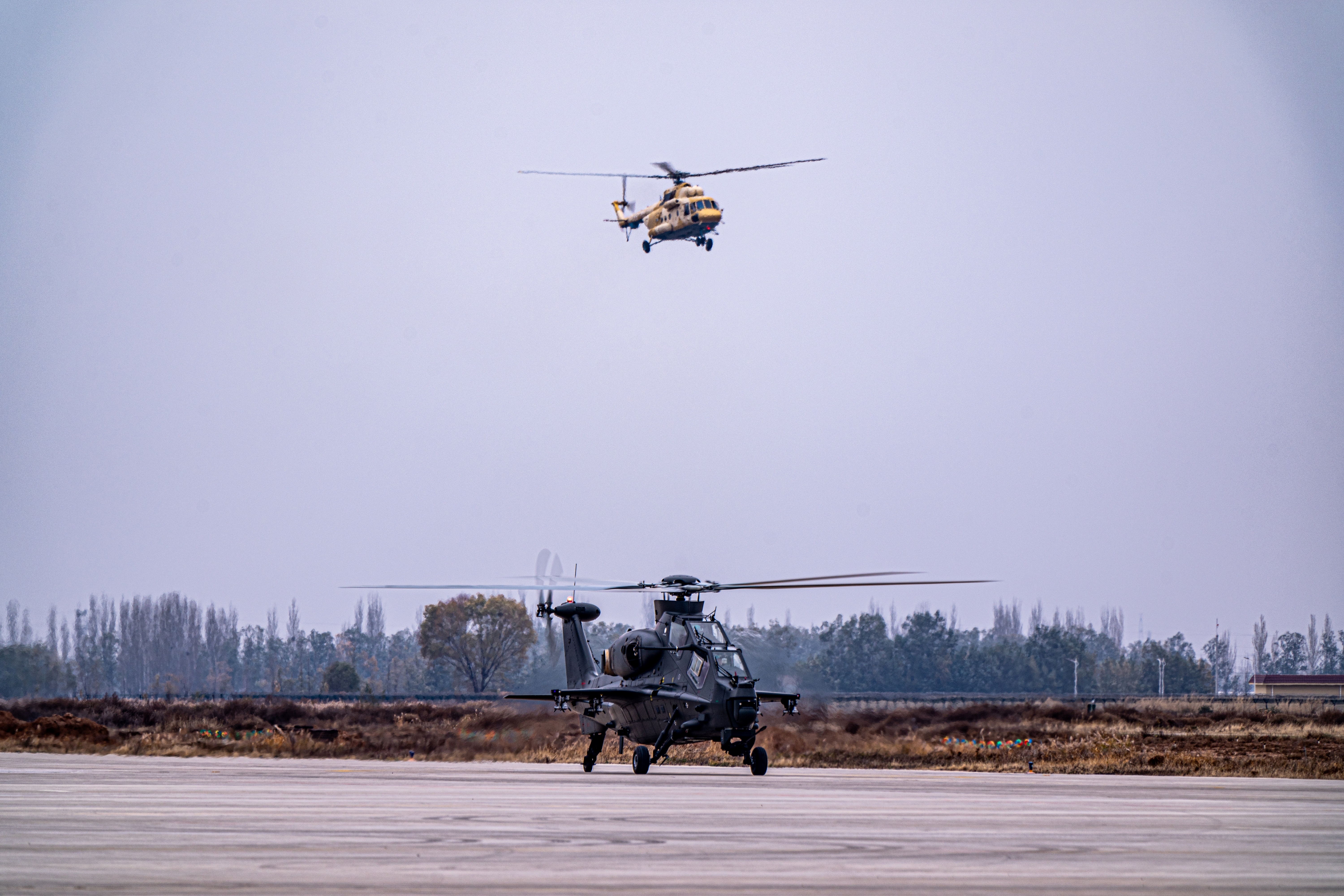 【现场直击！】初冬，西部某机场，朔风凛冽，寒雨侵袭。陆军第76集团军某旅的架架战