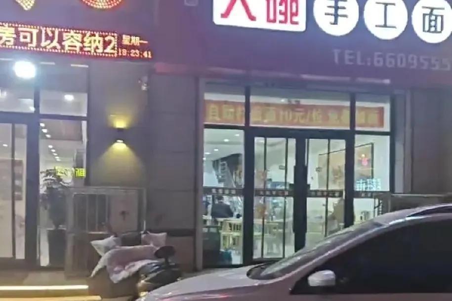 腰间盘突出躺第四天了，昨天晚上离拉歪斜走了半个小时，去面馆还喝了四瓶啤酒。有点累
