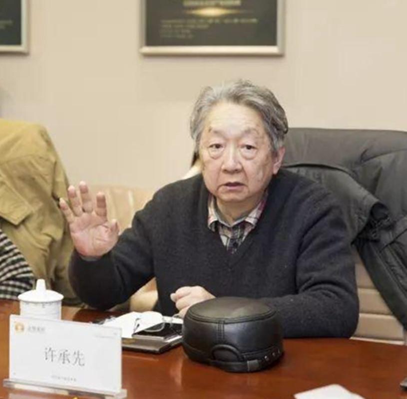 许承先，1944年7月出生于江苏省镇江，毕业于上海人民艺术剧院学馆，中国内地男演