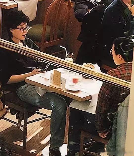 旧照一枚。某一年王菲和窦唯在吃早餐。目测是“金鼎轩”地坛店。 ​​​