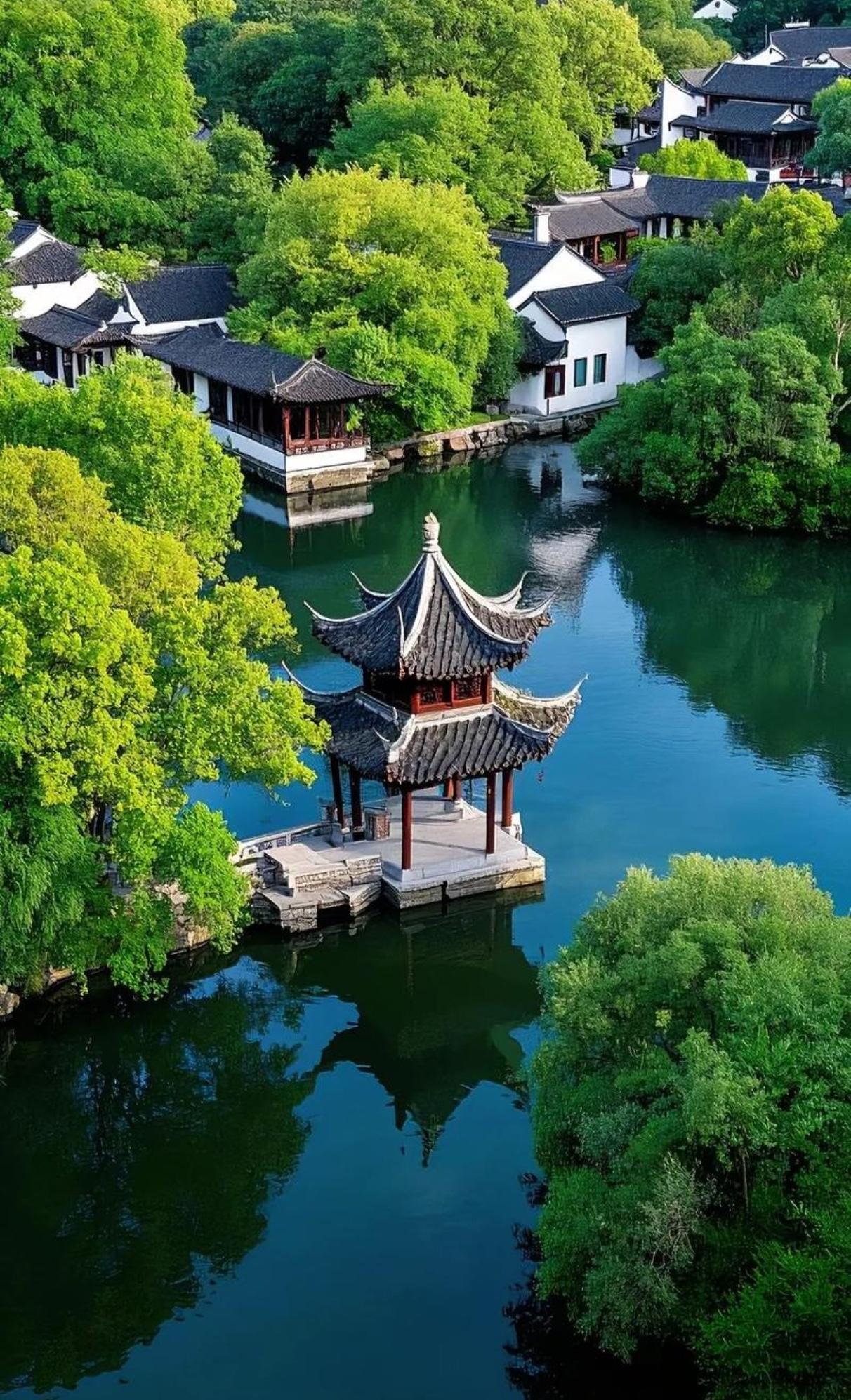 江南风华，尽在姑苏一城。历经岁月沉淀，自带清逸温婉的底色。古园幽邃，曲廊回转藏山