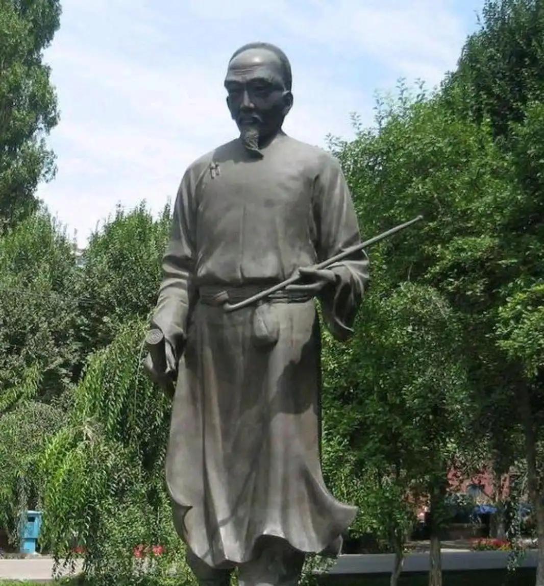 竹苞，语出《诗经》，本是竹子茂盛之意，但，乾隆有另类解读。
和珅家新造了一座亭子