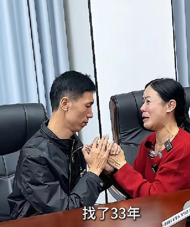 李鑫的养父一家真是大善人，养父这两天还在医院住院，全靠哥哥和妈妈悉心照料，即便家