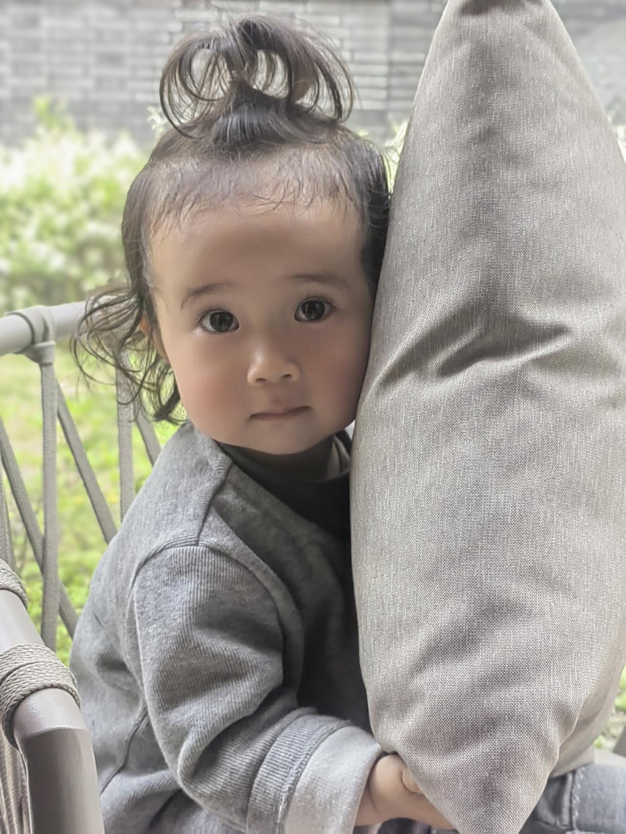 相册里最满意的照片昨天，带孙女儿出去耍，她淘气的在椅子上爬高爬下的，嘴里念叨奶奶