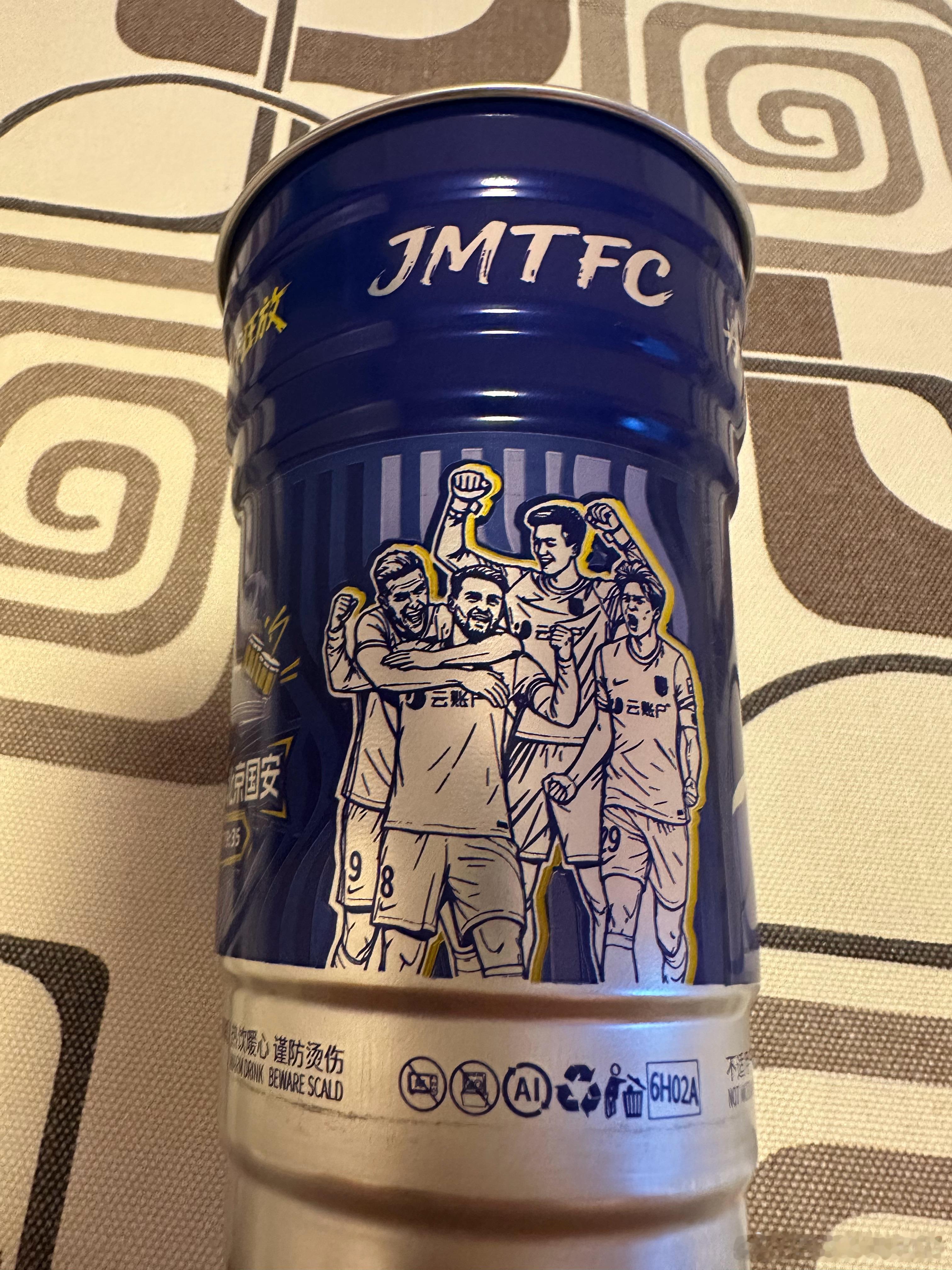 周末“水滴”这场津京之战，大家假如在赛场内买饮品，容器将是这个为单场定制的纪念铝
