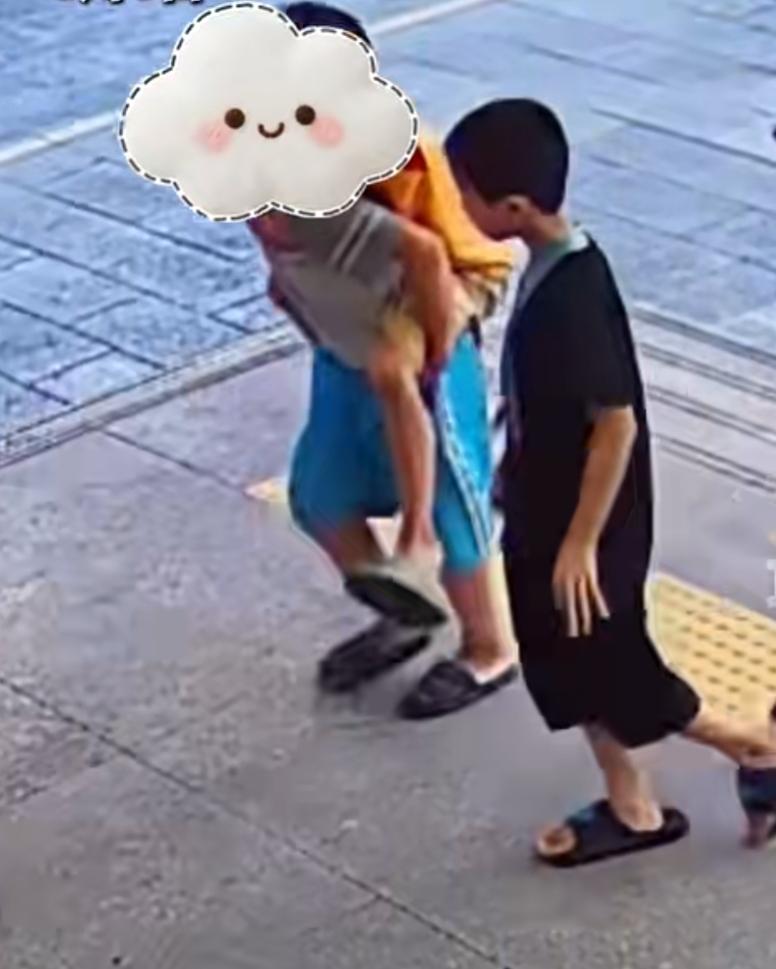 小小身躯见真情 少年互助暖人心。广西南宁，8月6日发生了一件温暖的小事。一名小男