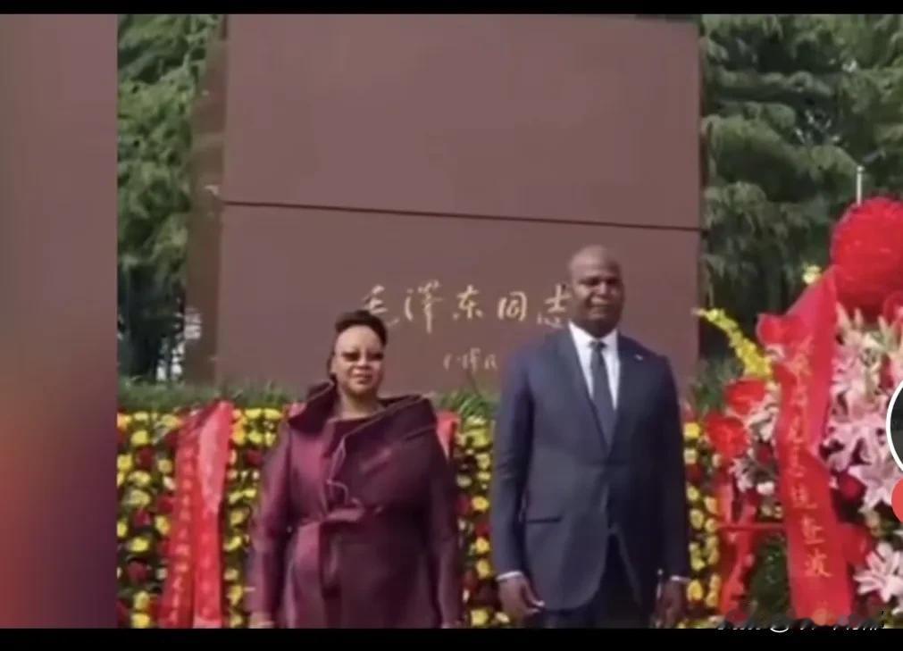 总统祭拜毛主席[赞]4月17日，莫桑比克共和国总统夫妇一行到韶山祭拜伟大领袖毛主