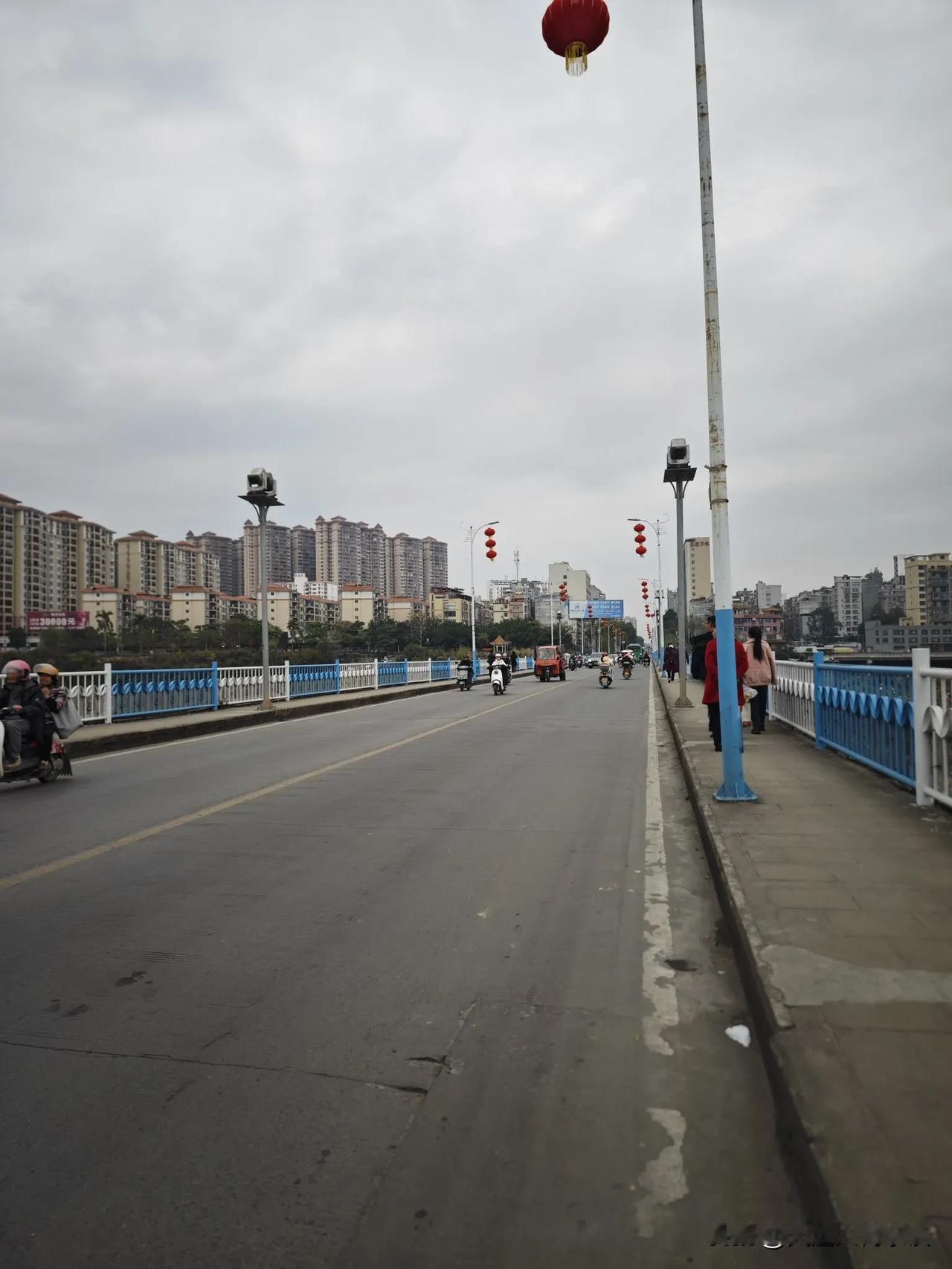 20年河东，20年河西。我觉得藤县的经济应该要比梧州好点吧，到处可以看见生产。