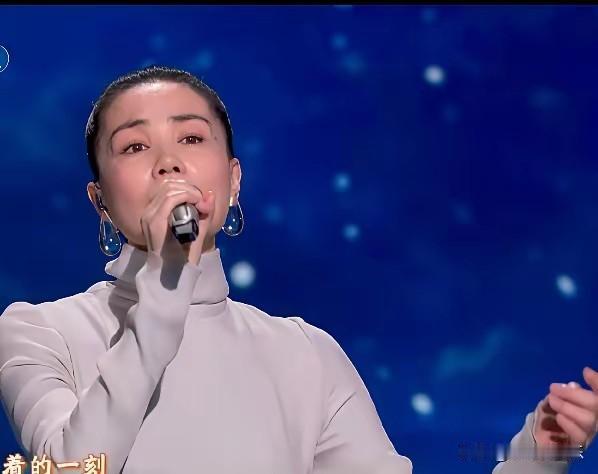 顶流女王又回来了！王菲六登春晚，一开口全网炸锅！

天后就是天后，七年没在春晚常