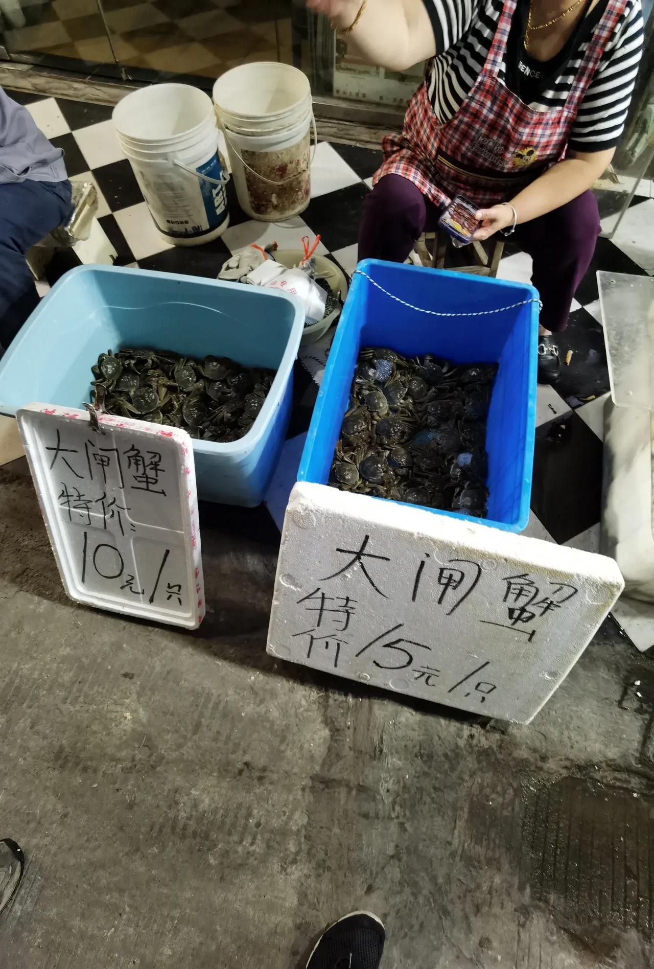今年的大闸蟹价格这么便宜吗？是真的吗？我们这边怎么这么贵！

网上看到，苏州网友