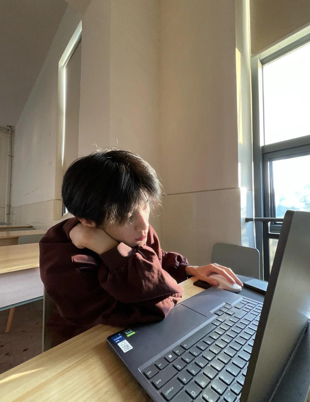 知不知道长沙还要下多久的雨雨雨雨！
长沙是要把太阳屏蔽了吗，真的要发霉了。我要享